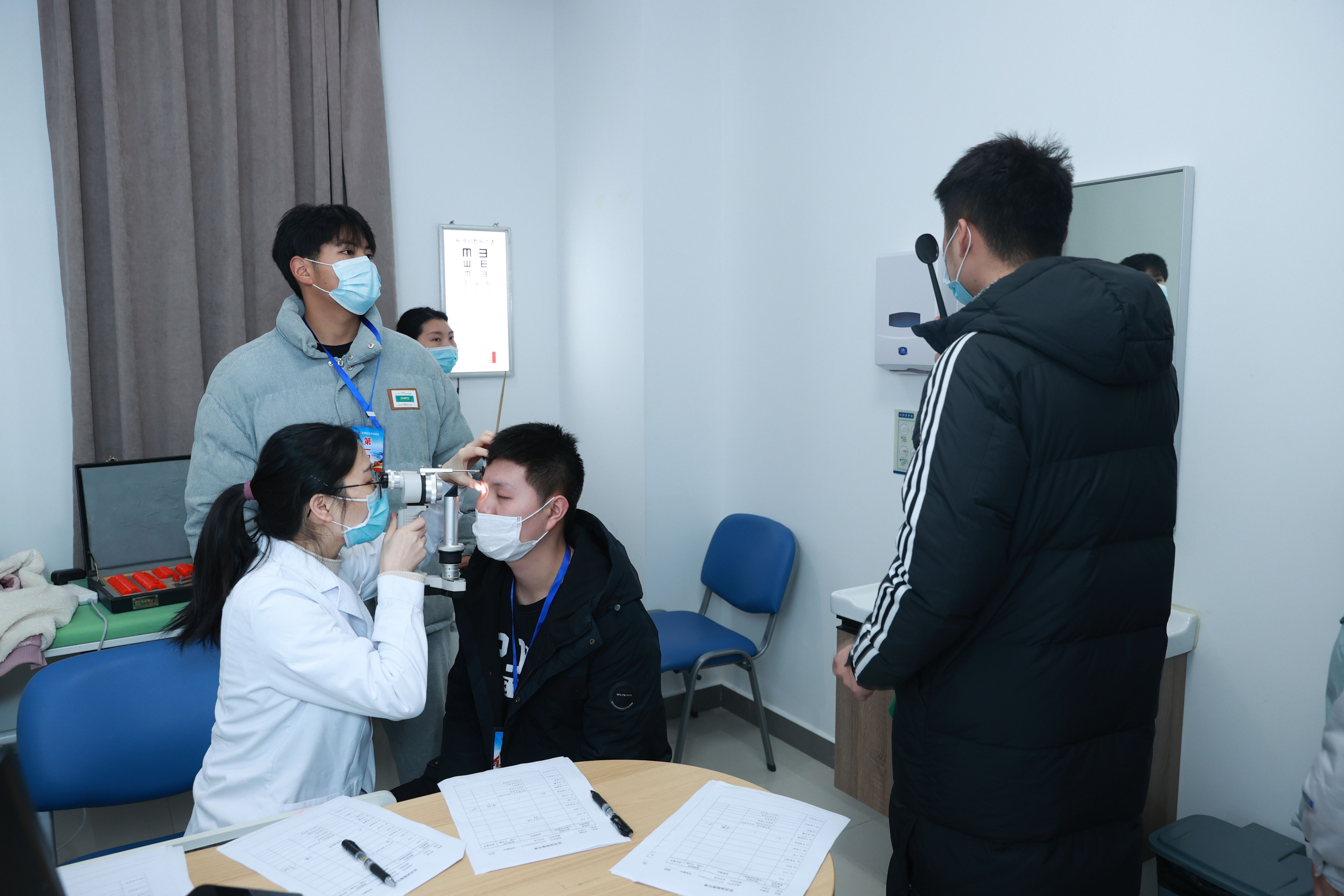 1、2022年2月21日，应征青年在重庆医科大学附属巴南医院检查征兵体检站接受眼科体检。.JPG