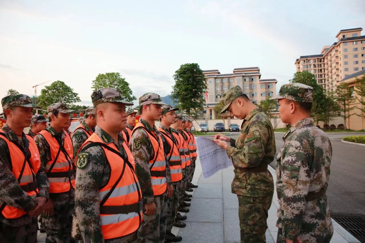 检查组对基干民兵身份核验.jpg