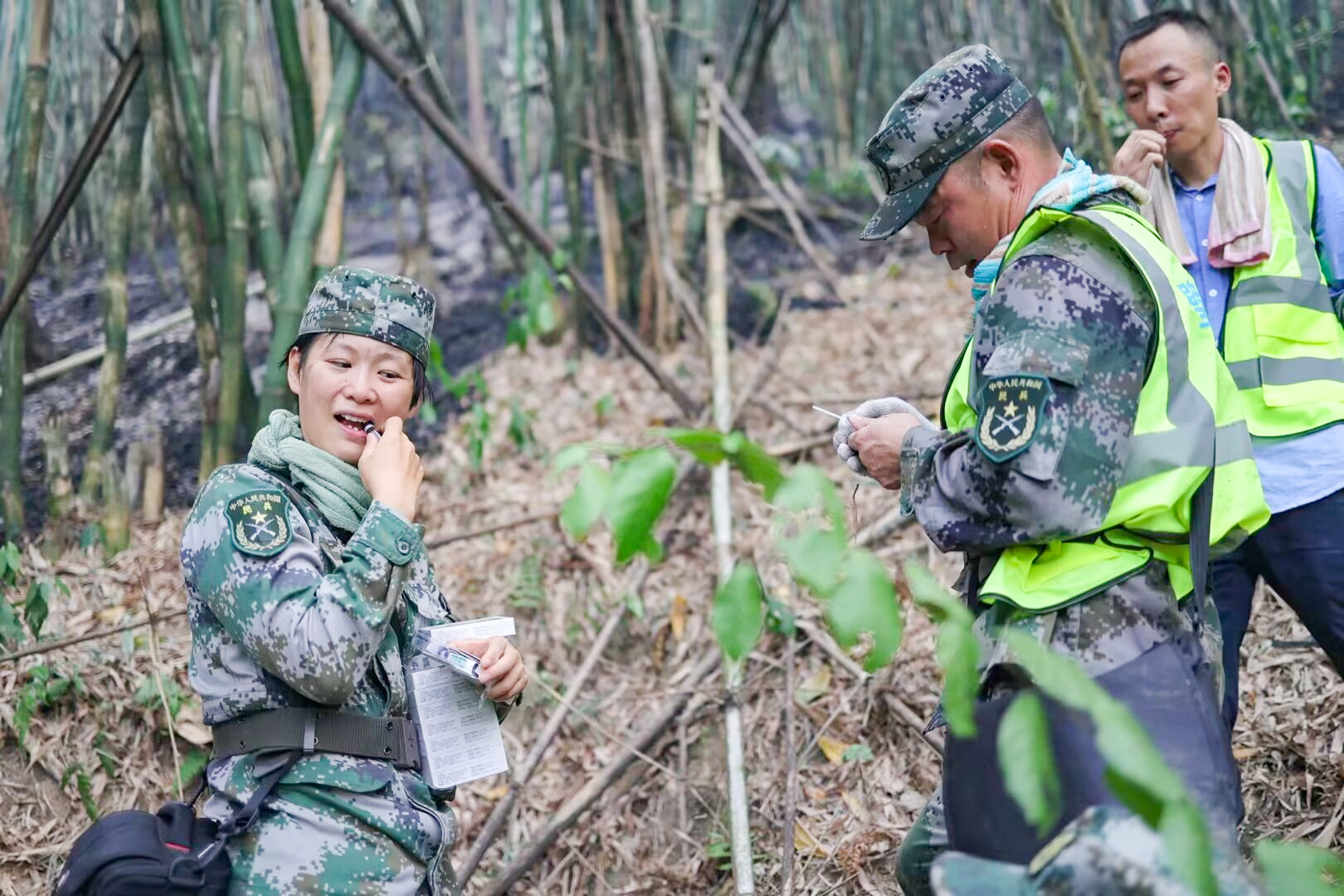 女民兵黄思思执行扑灭山火任务.jpg