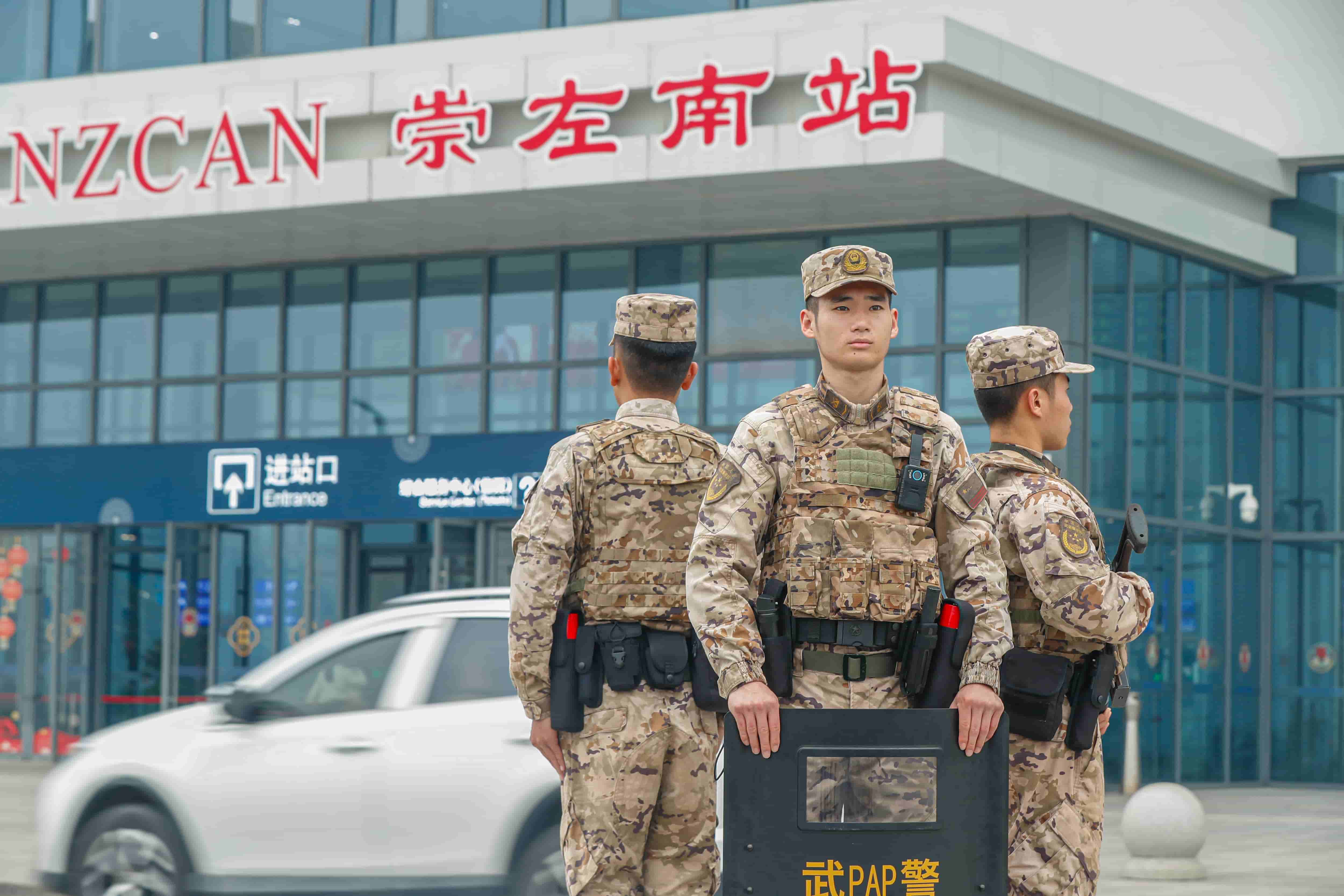 2.图为武警官兵在站外定点警戒。李章禄 摄.jpg