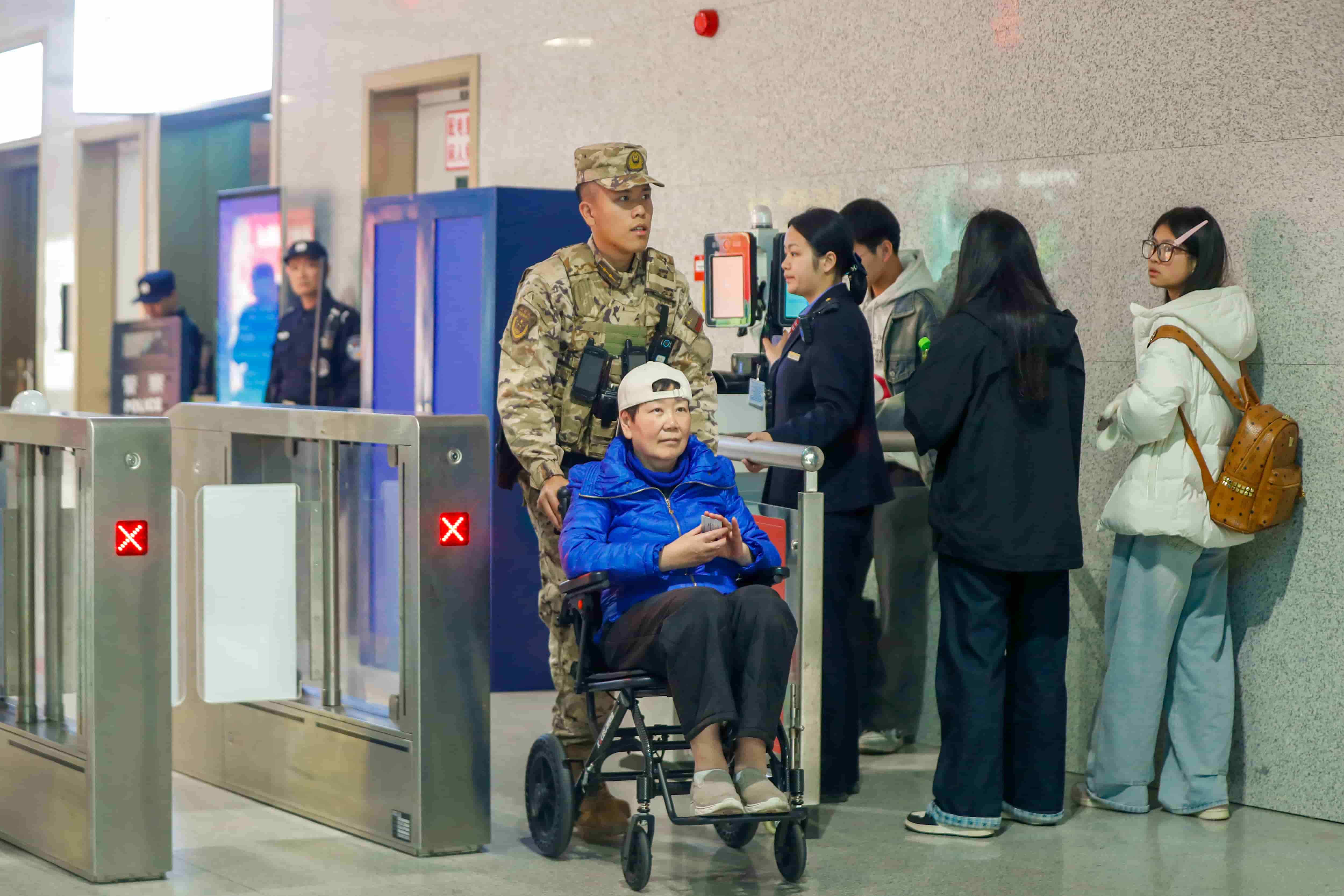 4.图为武警官兵热心帮助群众。欧阳明君 摄.jpg