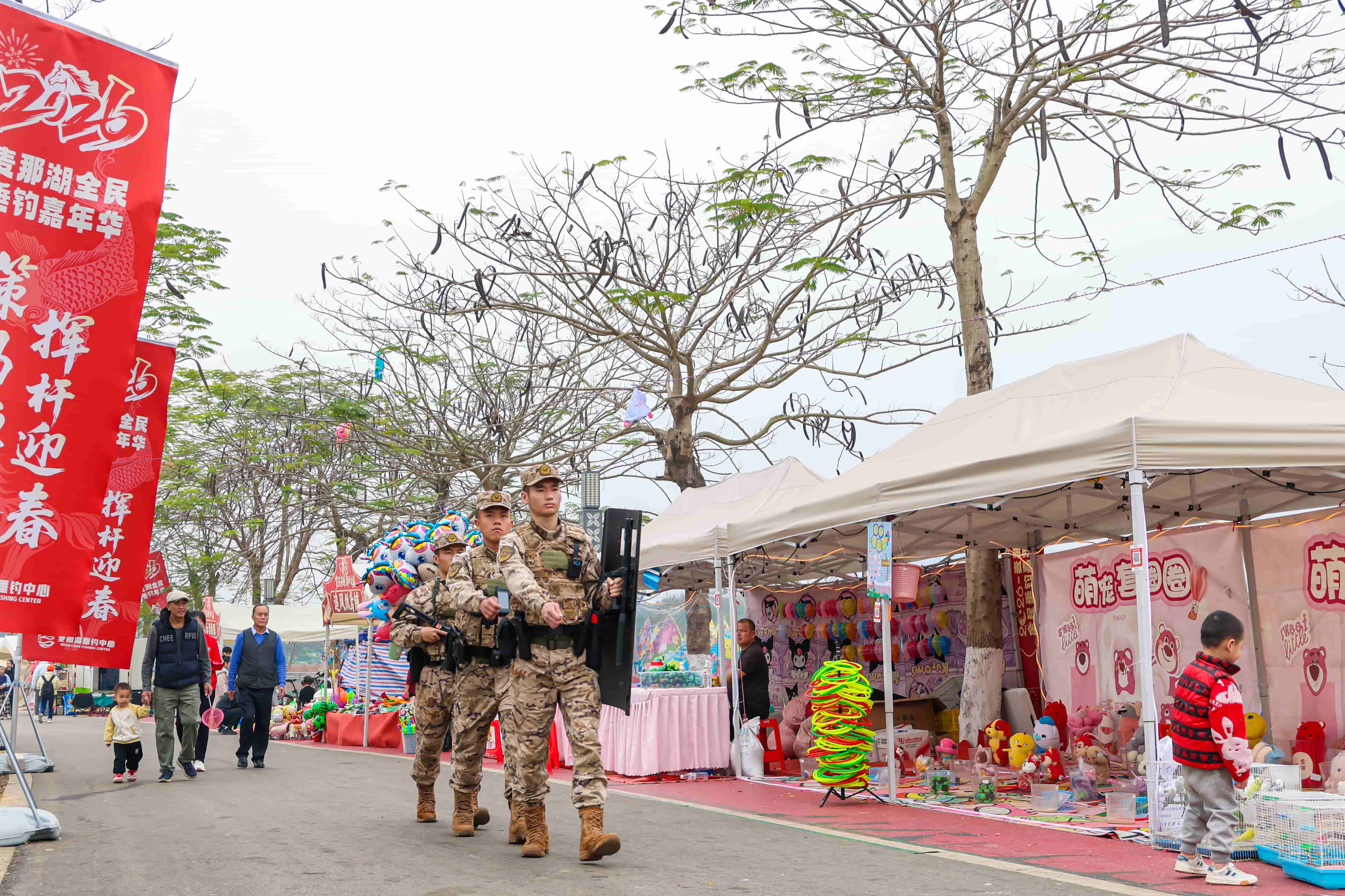 5.图为武警官兵在闹市区徒步巡逻。许校旗 摄.jpg
