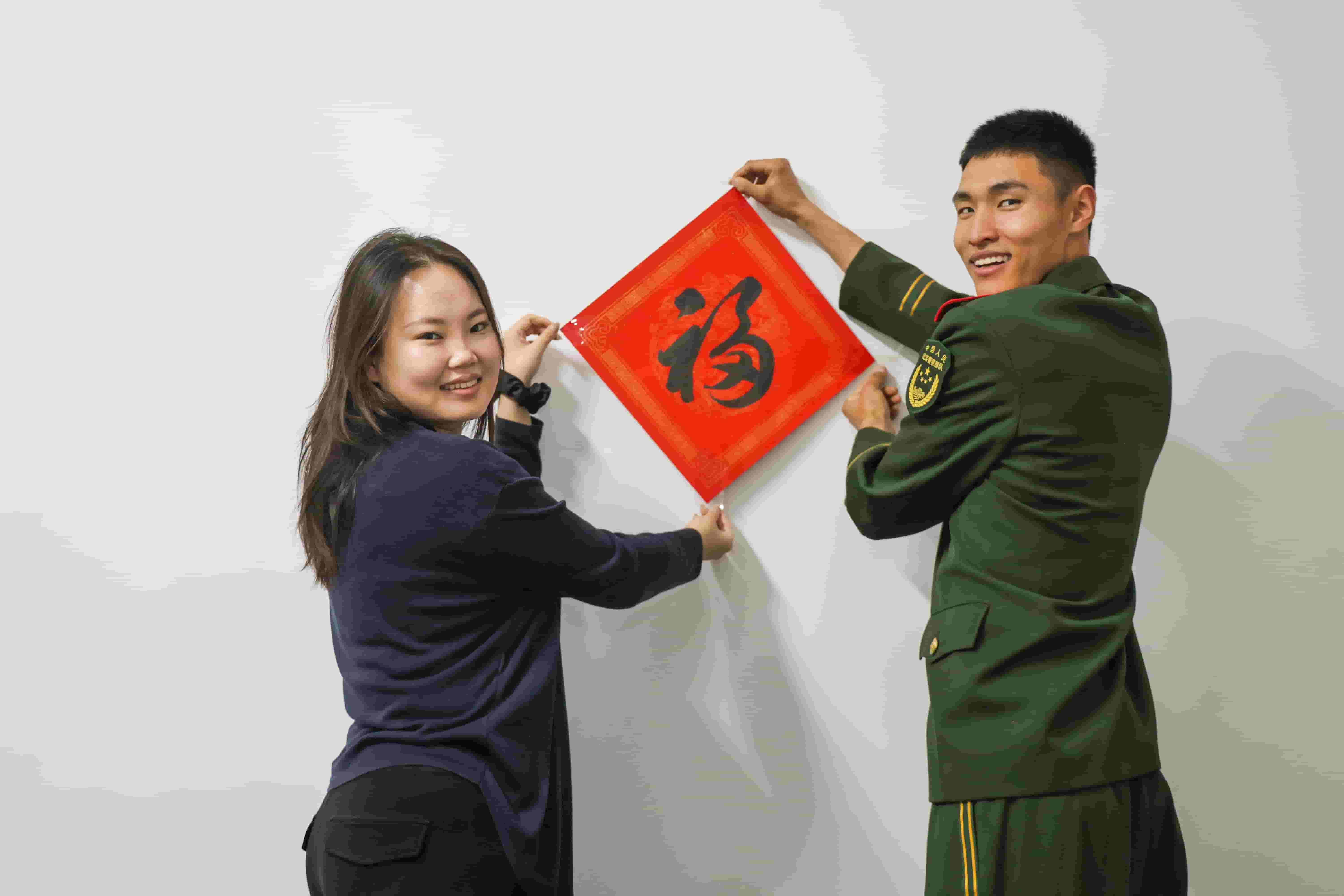 2、中士王瑞波与妻子一起贴“福”字。.jpg