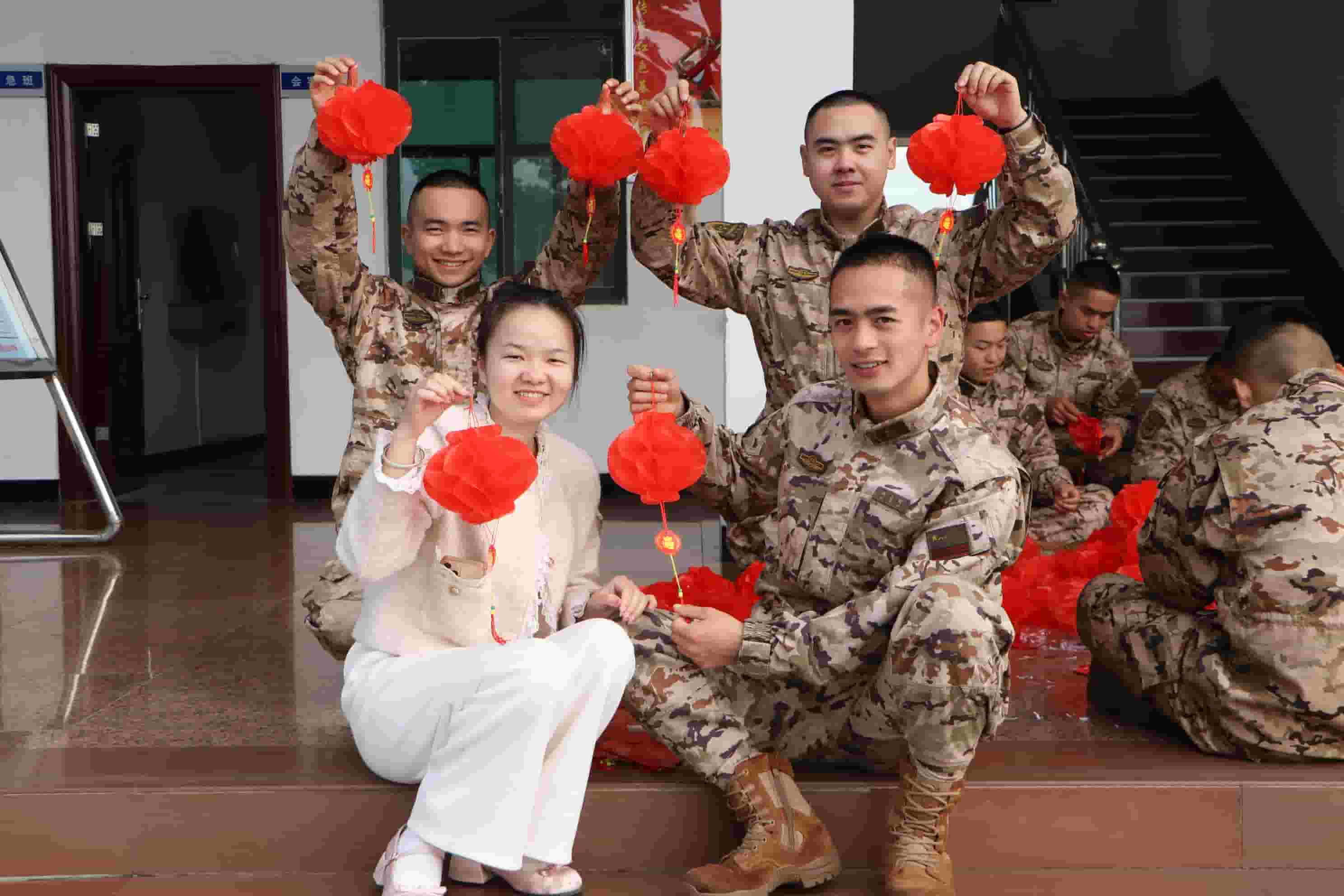 3、中士邱奇财与妻子和战友们一起装饰营区。.jpg