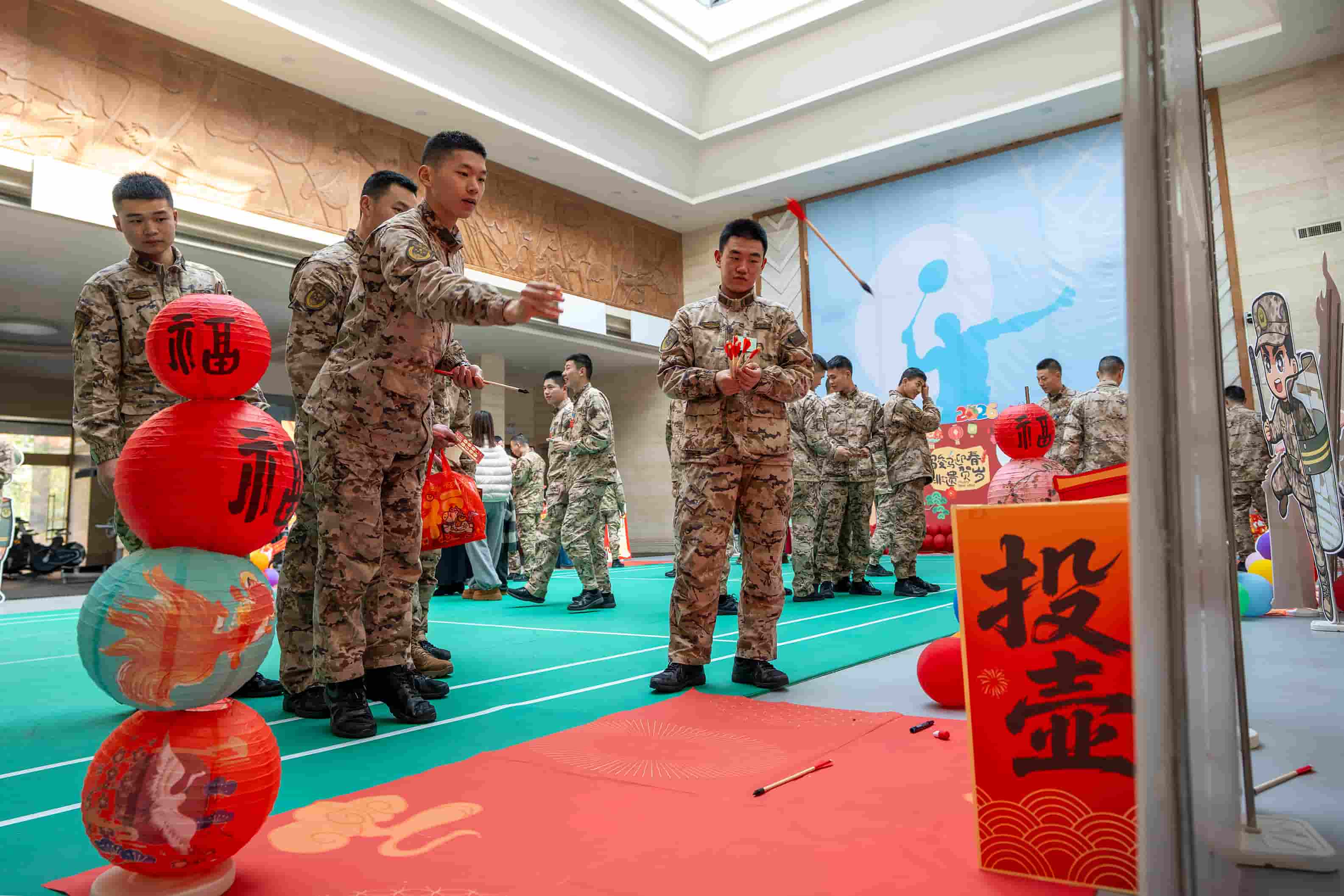 3官兵开展投壶活动  侯鲁晋 摄.jpg