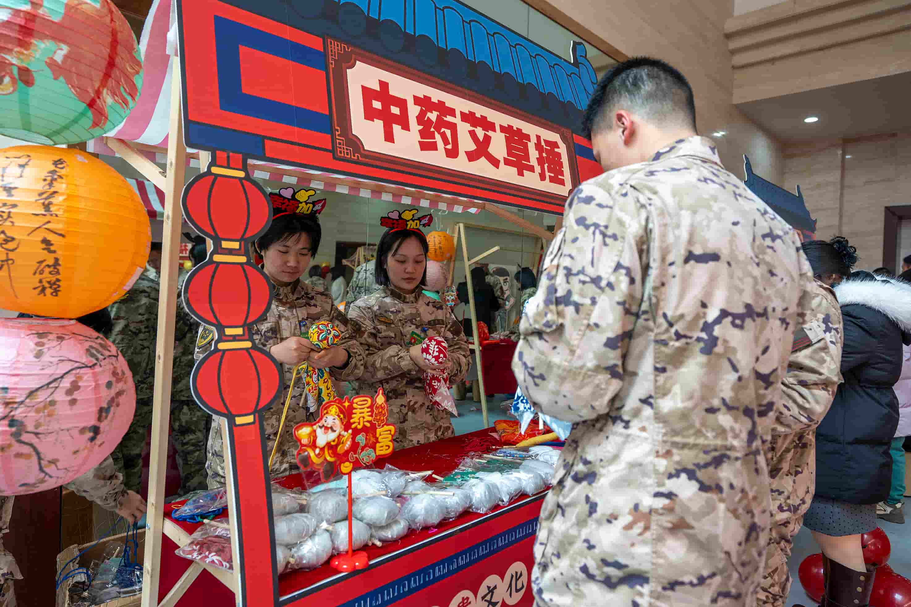 4官兵齐动手制作香囊和艾草锤  侯鲁晋 摄.jpg