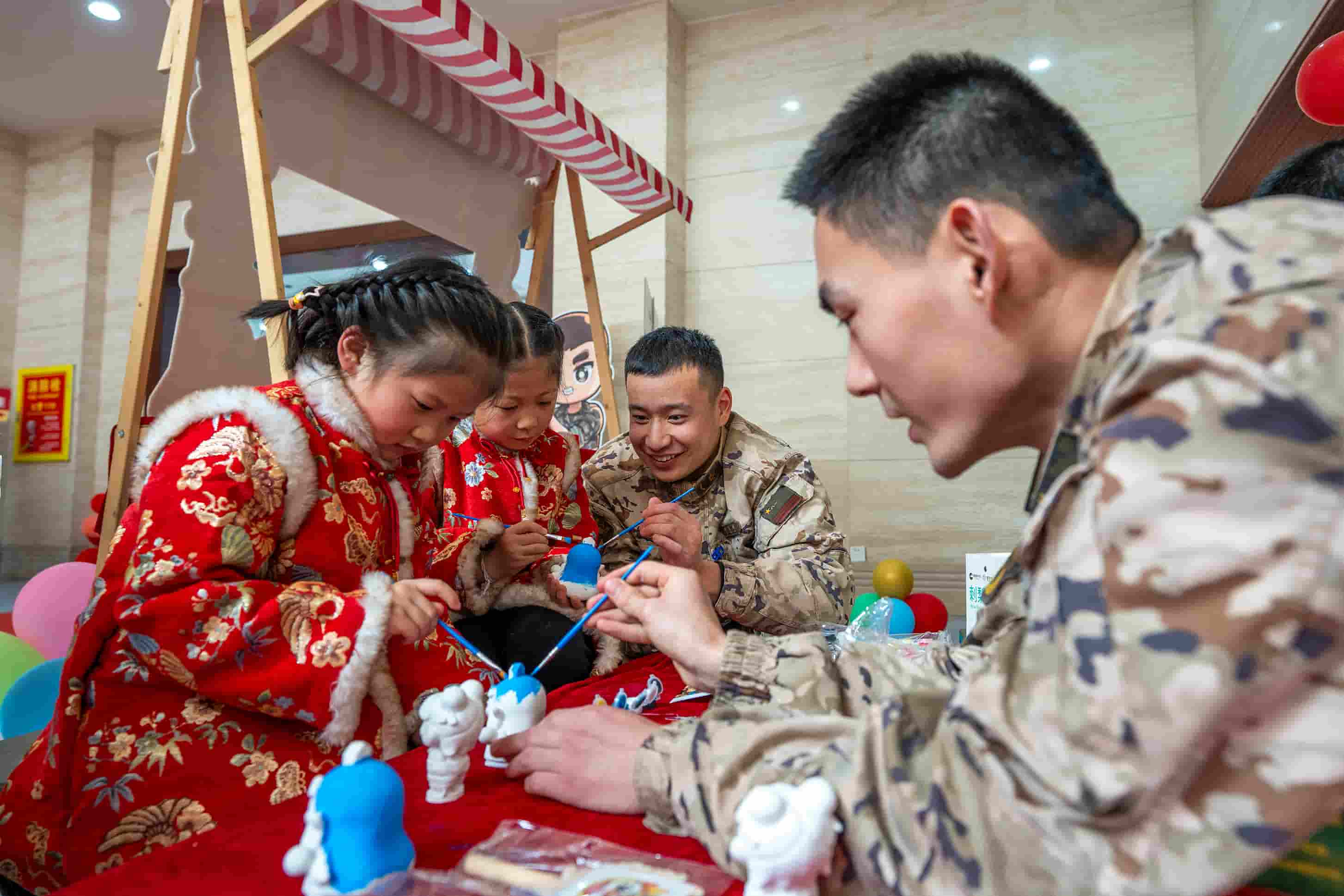 6官兵与军娃共同制作涂鸦  侯鲁晋 摄.jpg