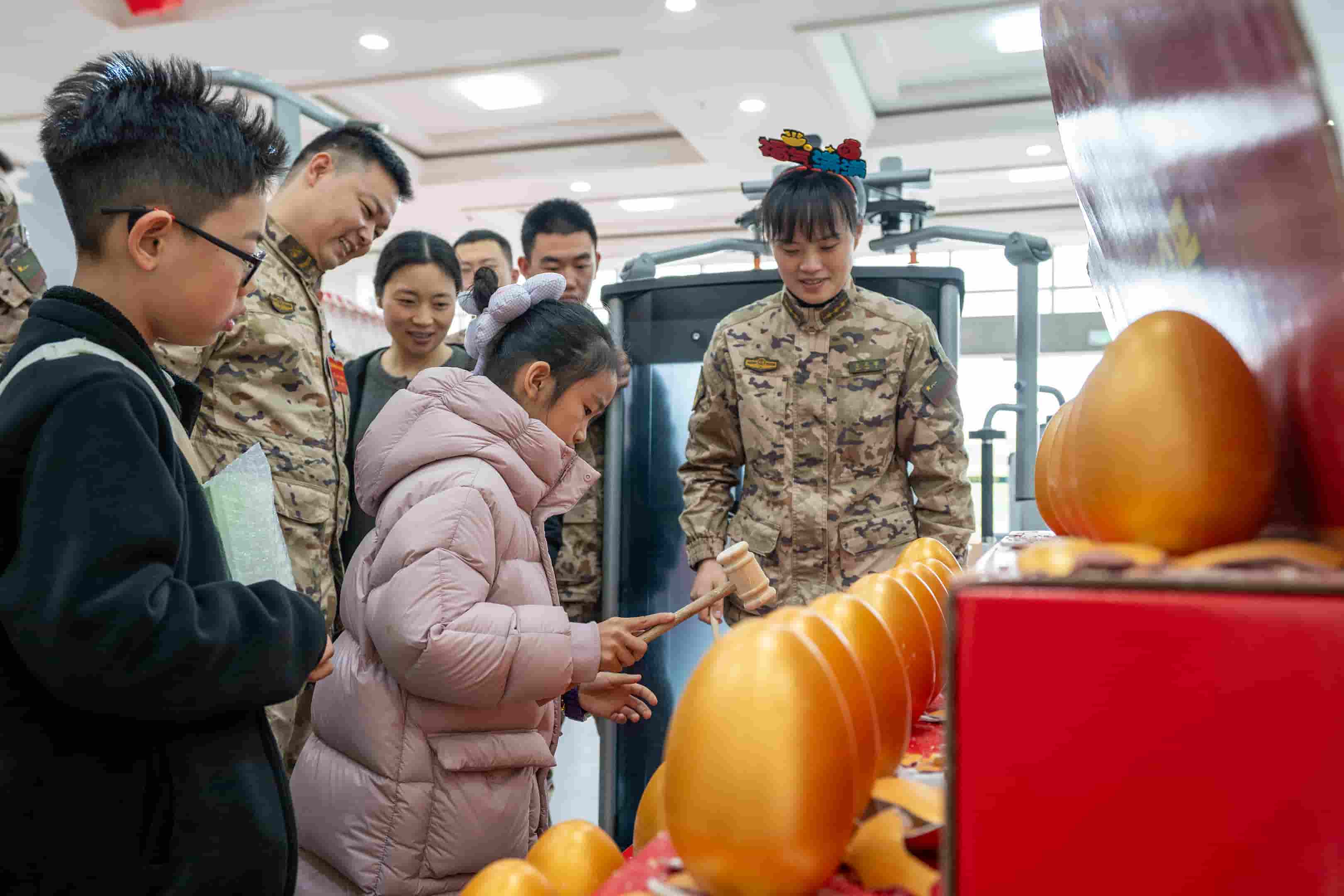 9家属军娃参与砸金蛋活动  侯鲁晋 摄.jpg