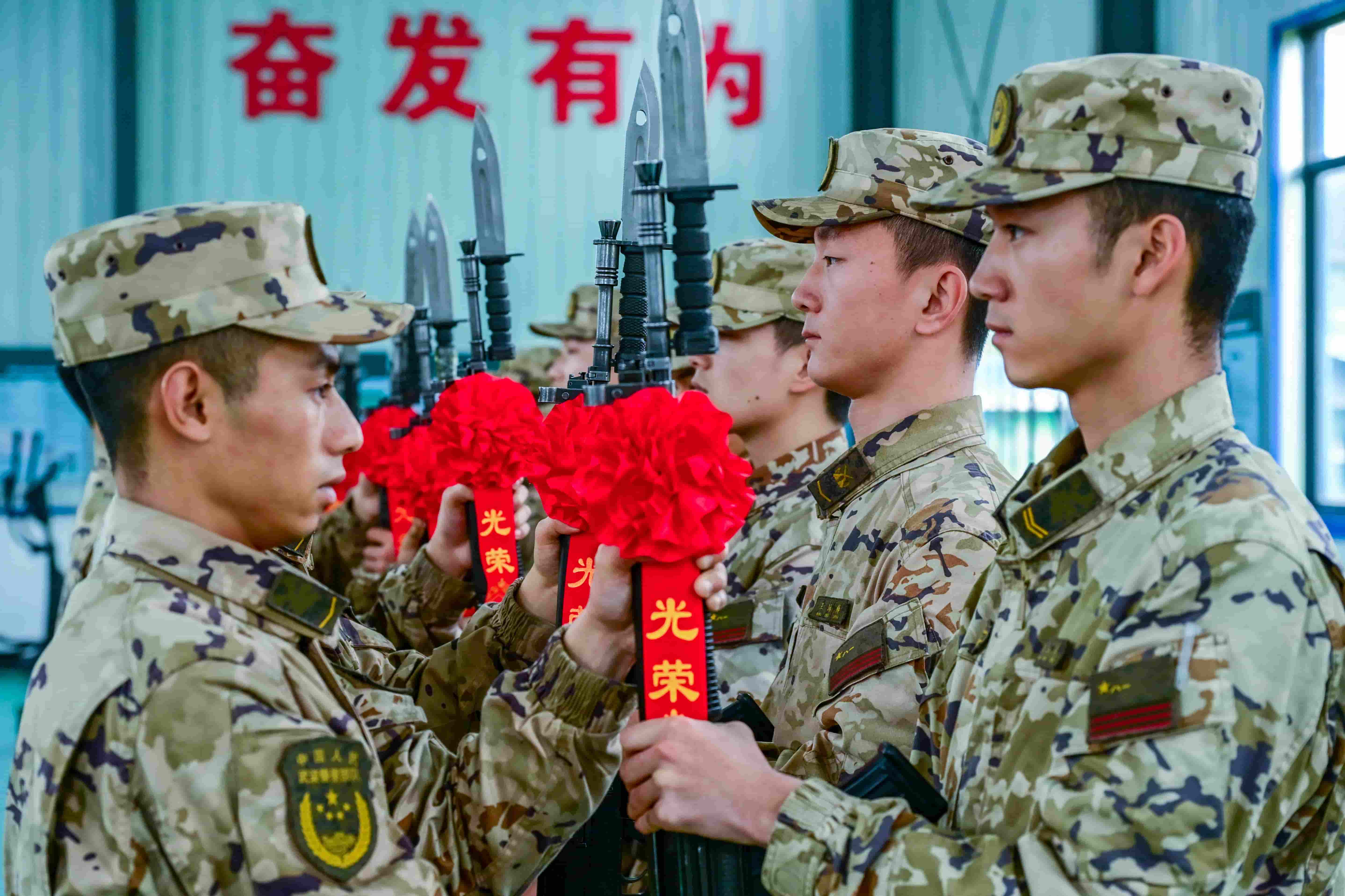 7.列兵庄重接过老兵手中的钢枪。鄢佳辉 摄.jpg