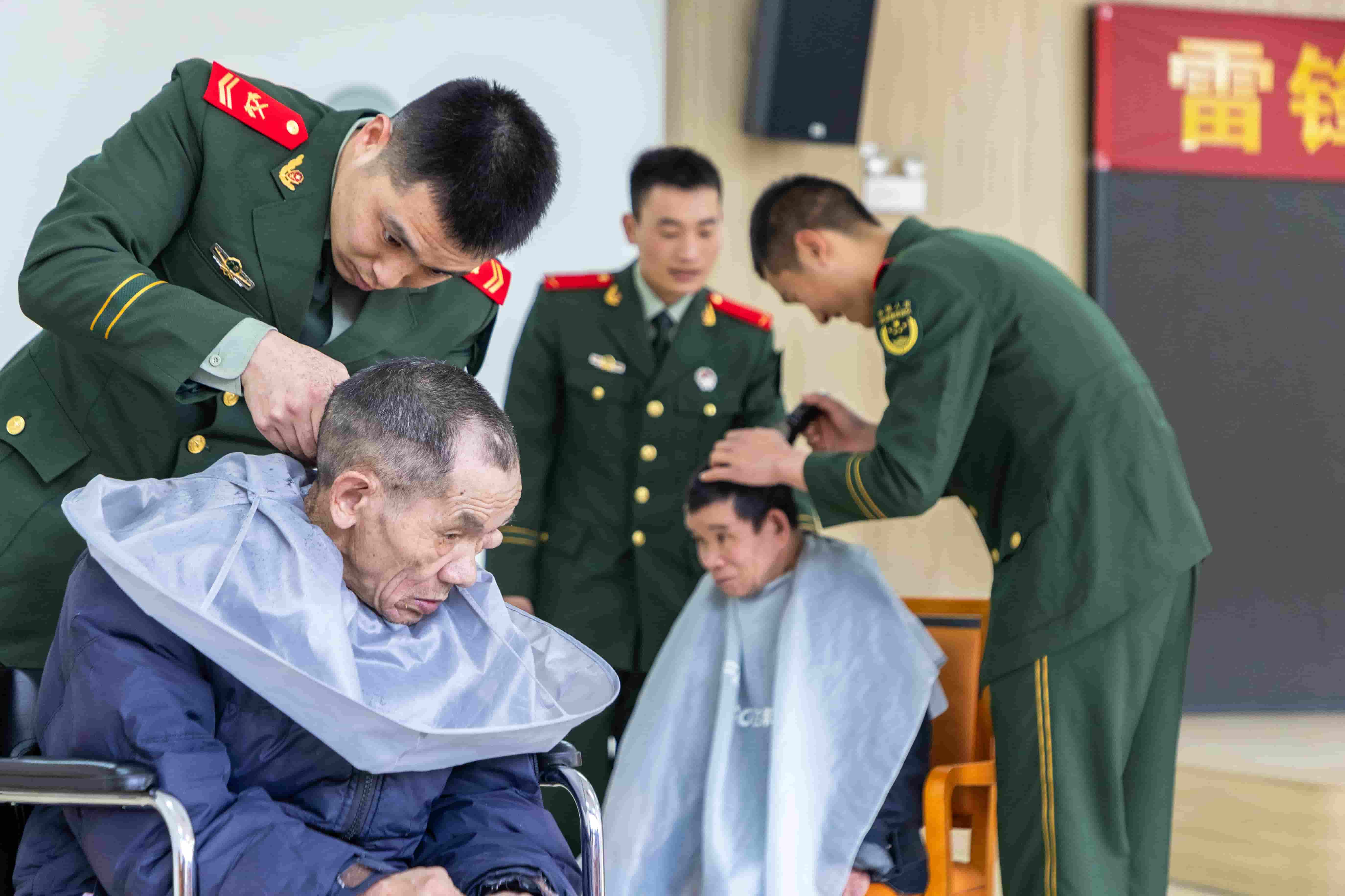 3月1日，武警广西总队桂林支队官兵在龙胜各族自治县福利院利用理发剪等工具帮助老人理发。屠凌烽 摄.jpg