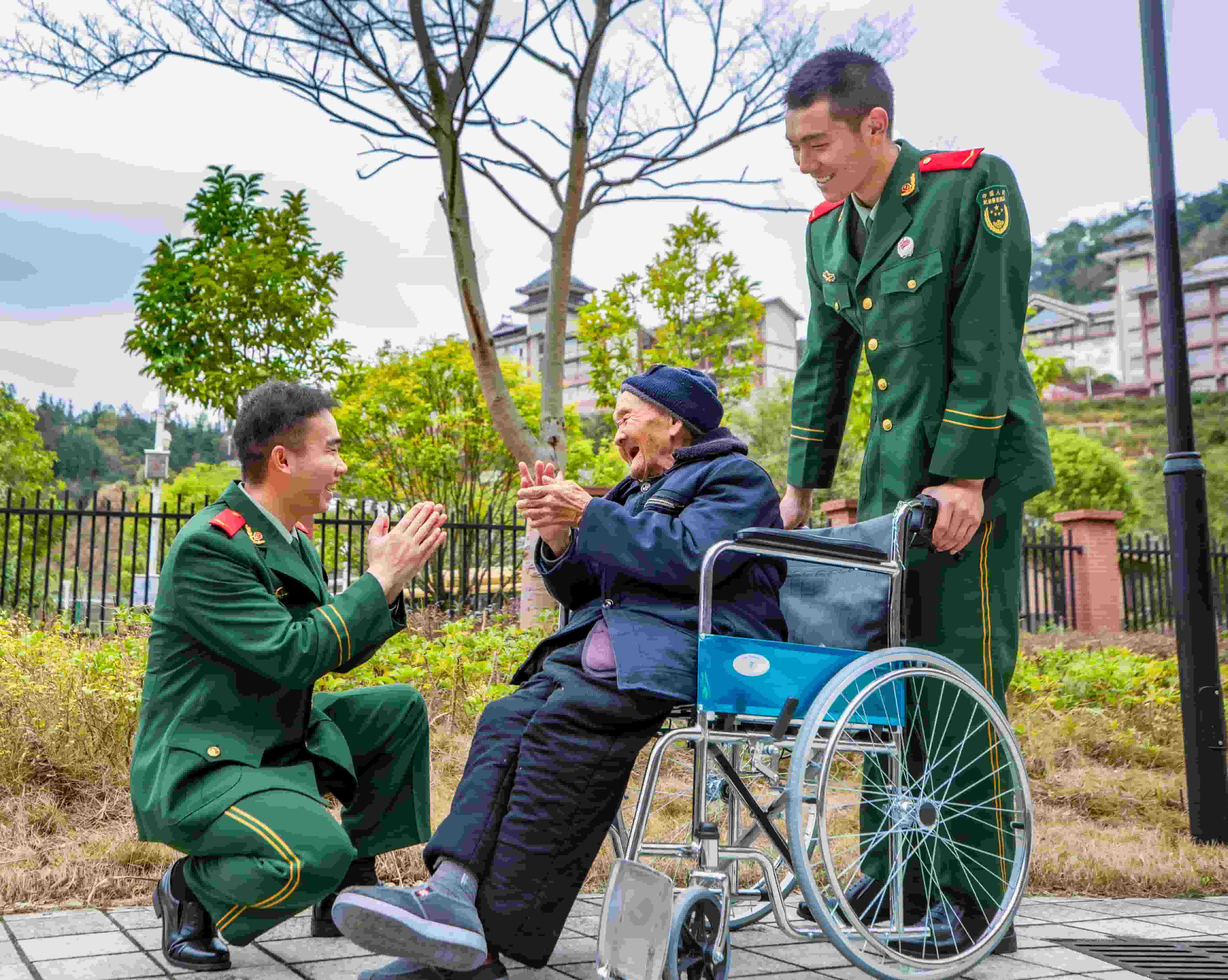 3月1日，武警广西总队桂林支队官兵在龙胜各族自治县福利院与老人聊天。余海洋 摄 (1).jpg