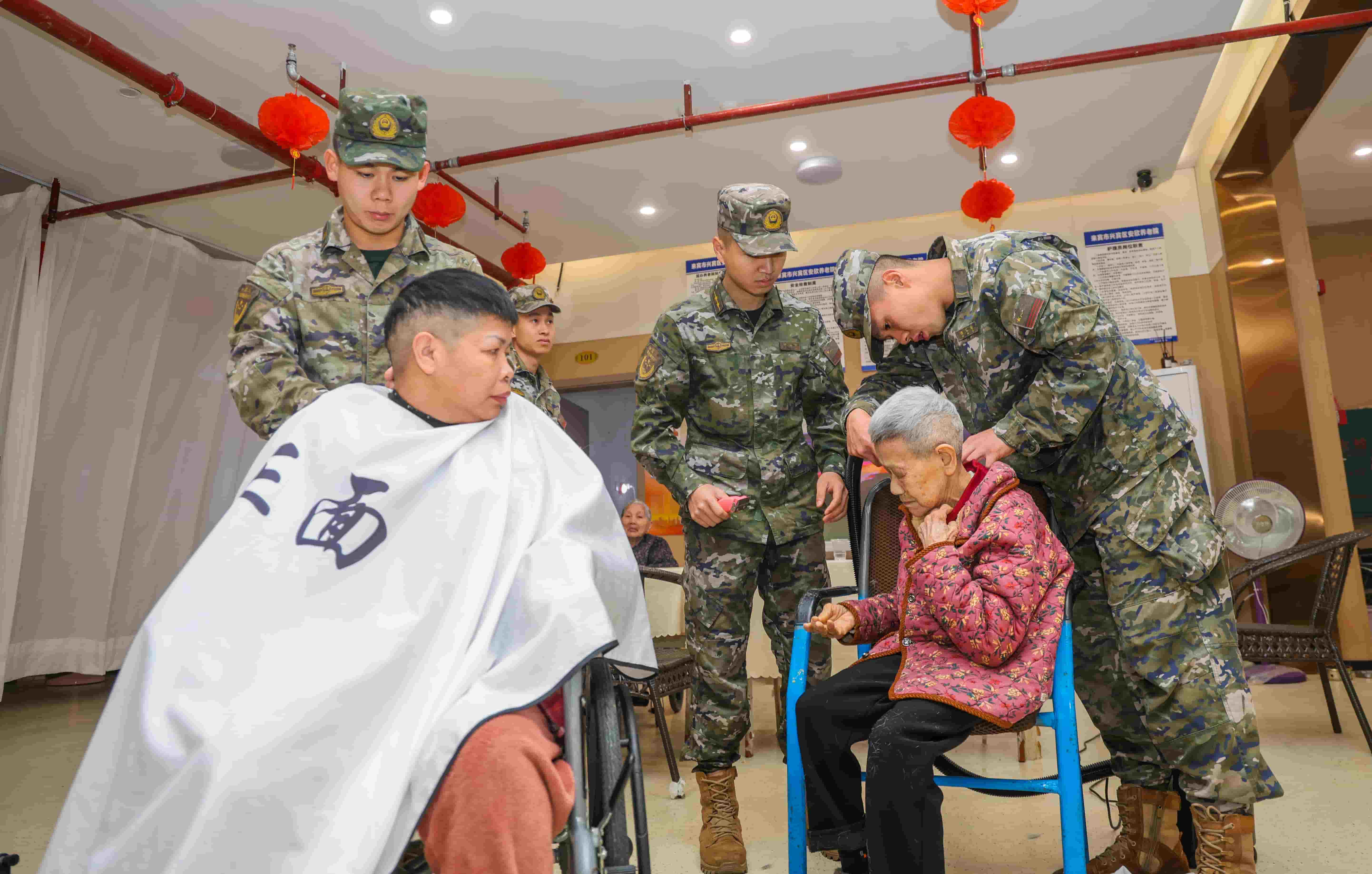 1、2026年3月3日，武警官兵为老人义务理发。.jpg